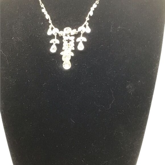 Statement Necklace Silver toned and clear stone (glass?) - Picture 3 of 6